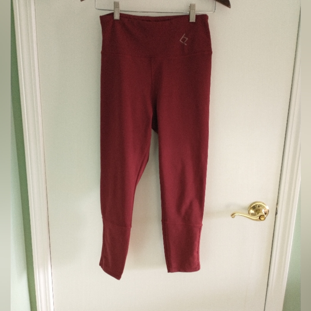 Women's wine colored Capri leggings - Picture 9 of 12